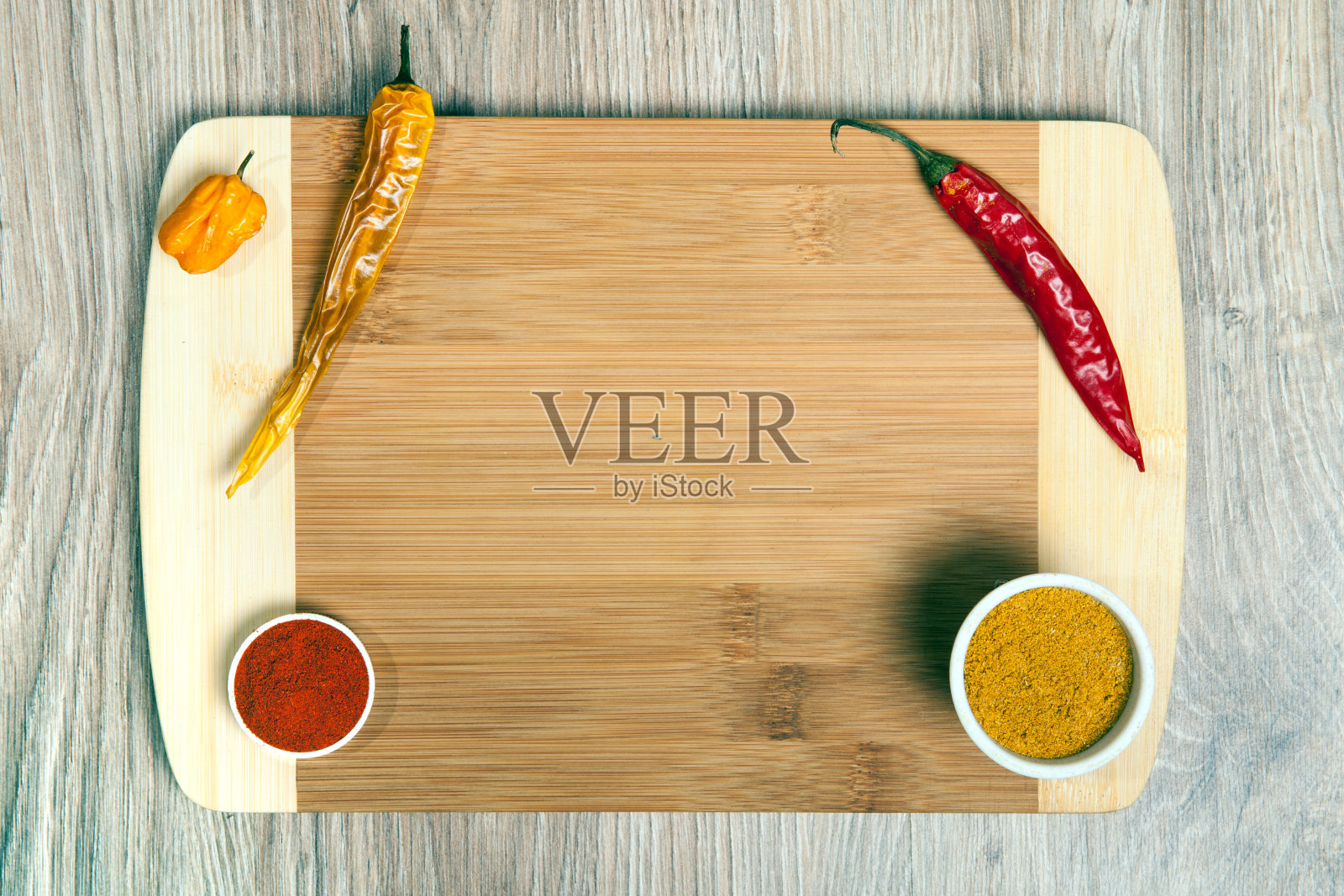 在切菜板上放干胡椒。黄色的哈瓦那辣椒和辛辣的香料。照片摄影图片