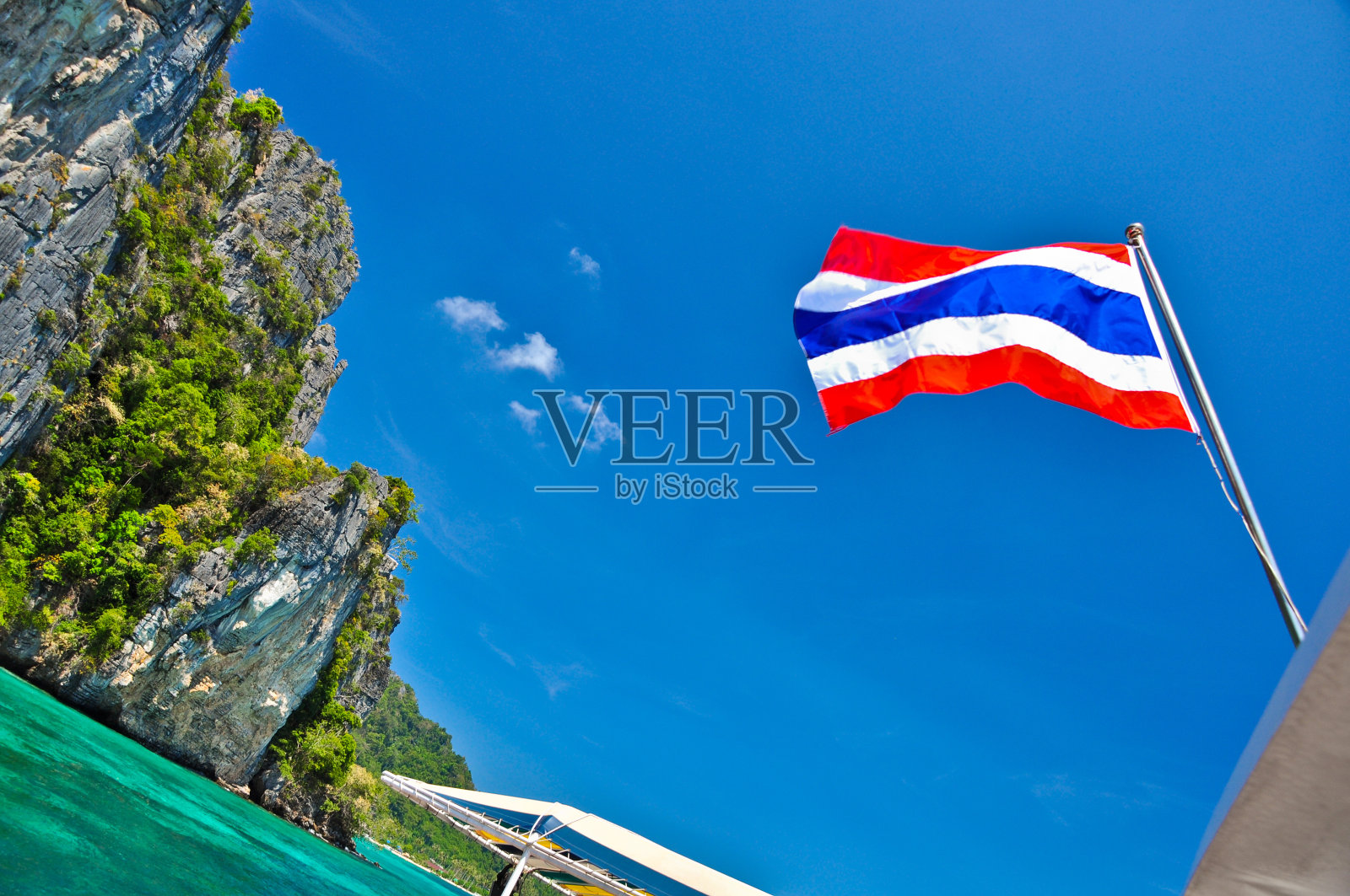 尿岛，普吉岛，泰国和泰国国旗照片摄影图片