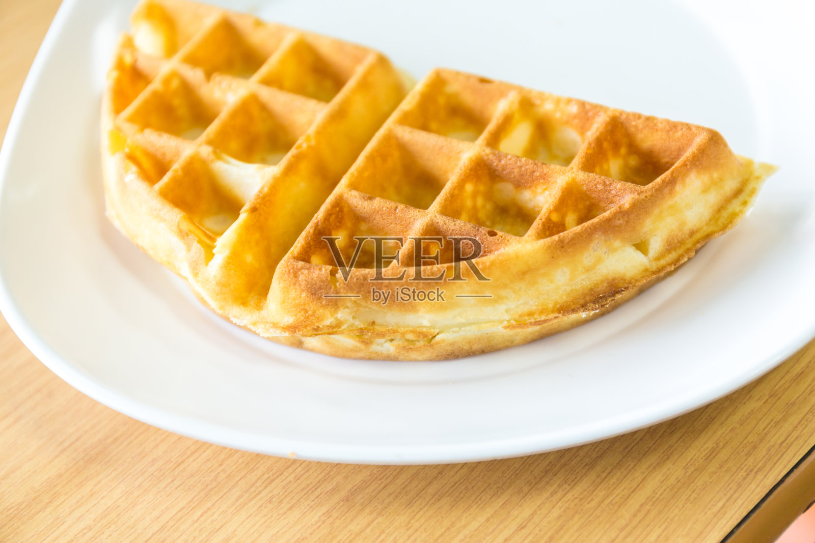 白盘子里的自制华夫饼照片摄影图片