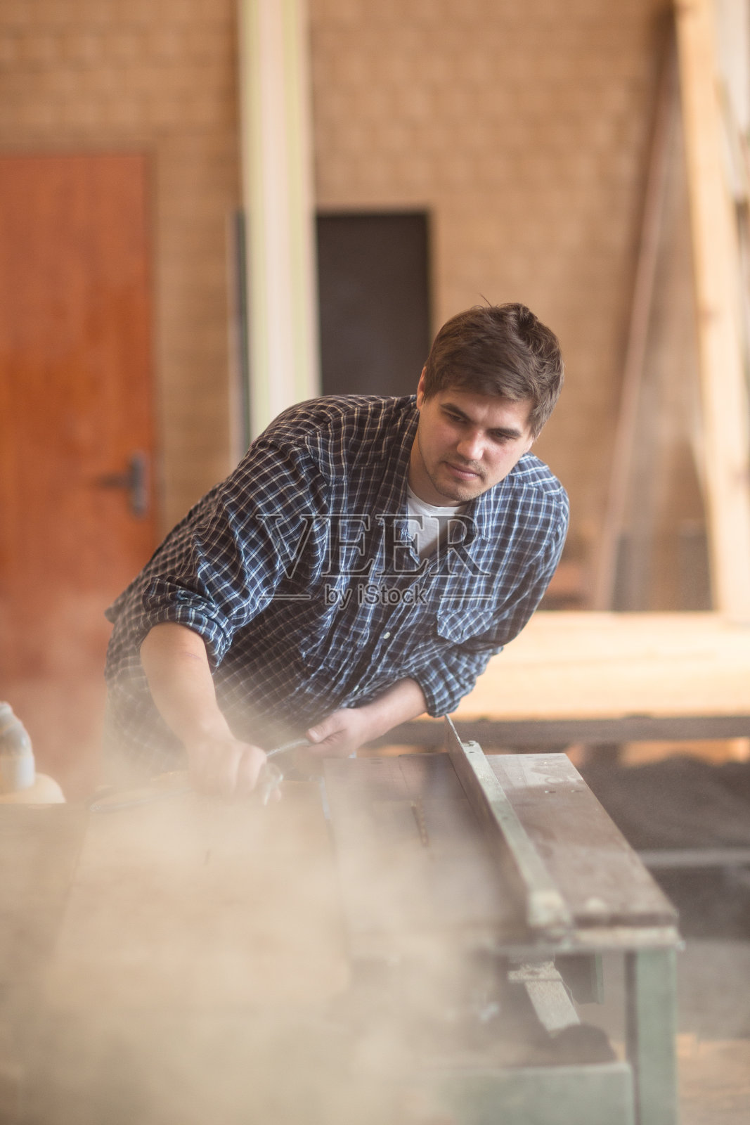 人在车间，木工车间的整理，除尘气动照片摄影图片