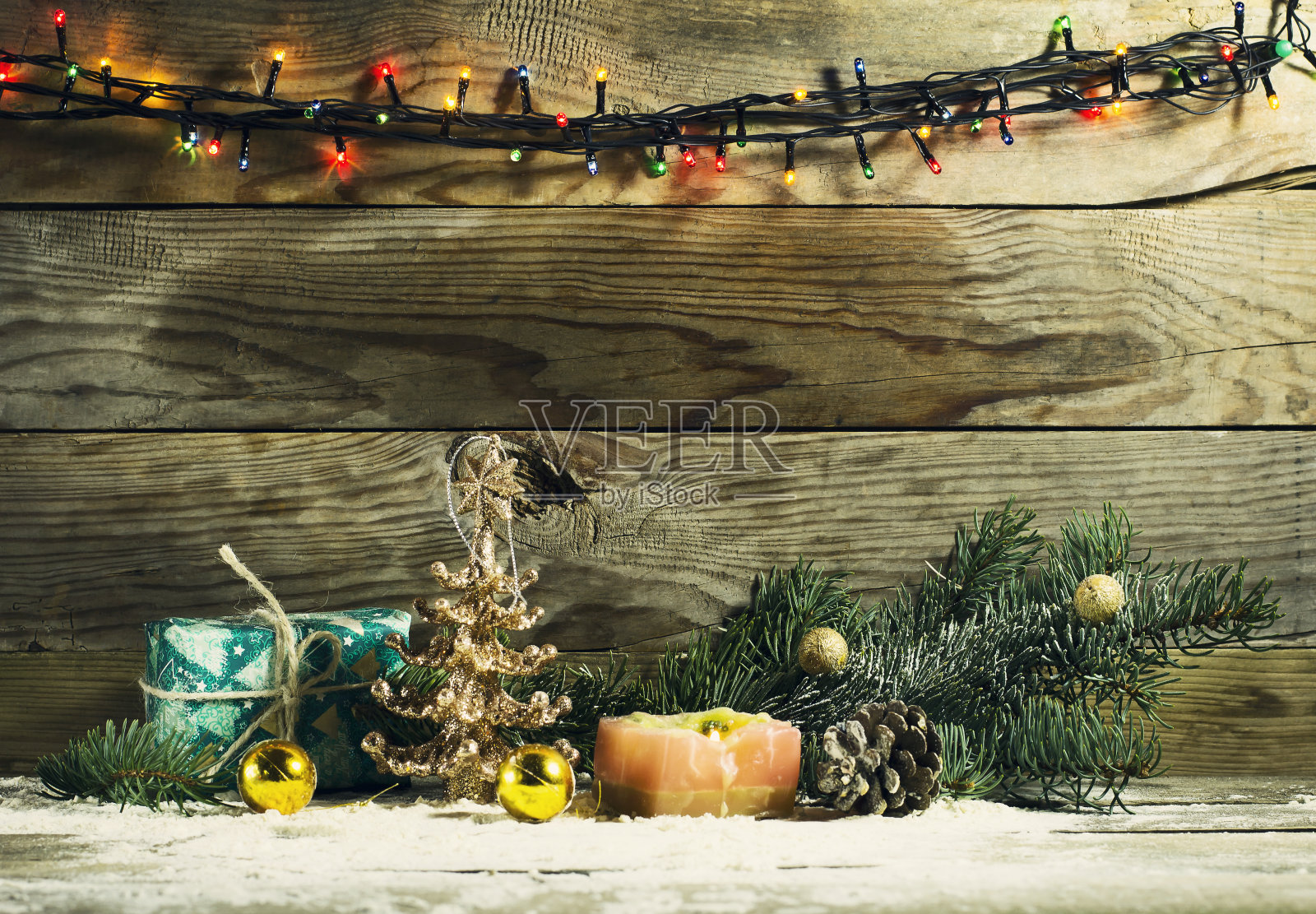 发光的圣诞树花环装饰照片摄影图片