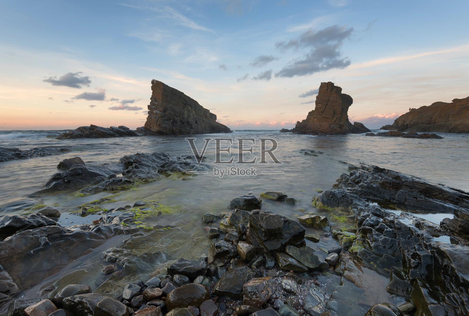 保加利亚的西尼莫雷茨村，在岩石现象上的日落照片摄影图片