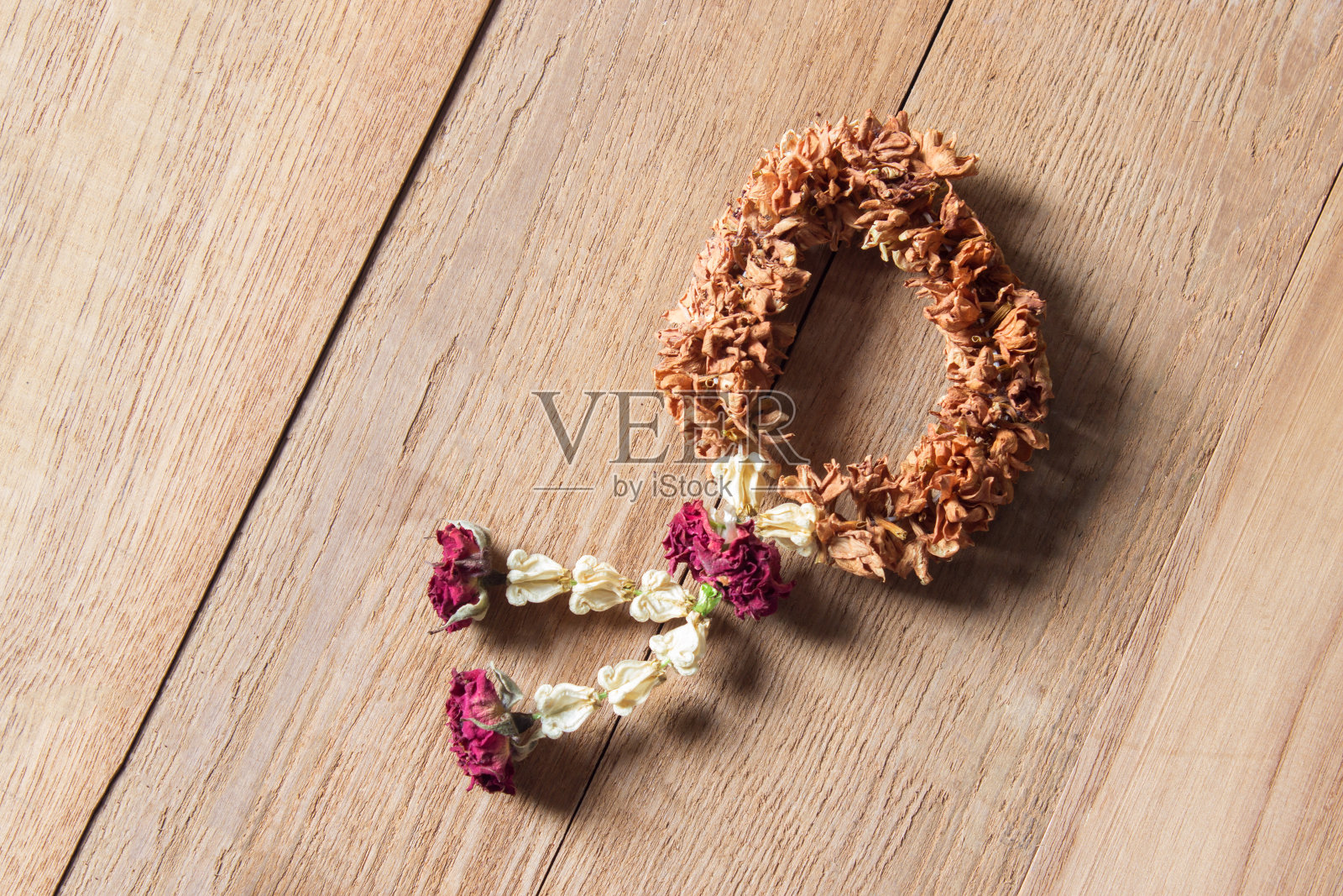 木质背景上的干燥花环照片摄影图片