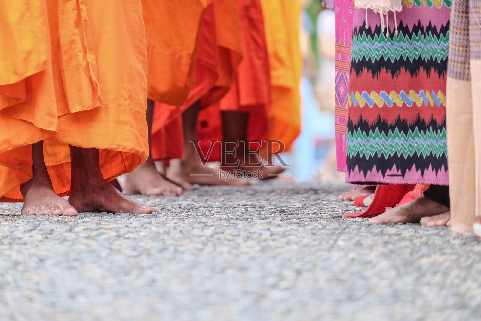 和尚从人们那里得到食物照片摄影图片