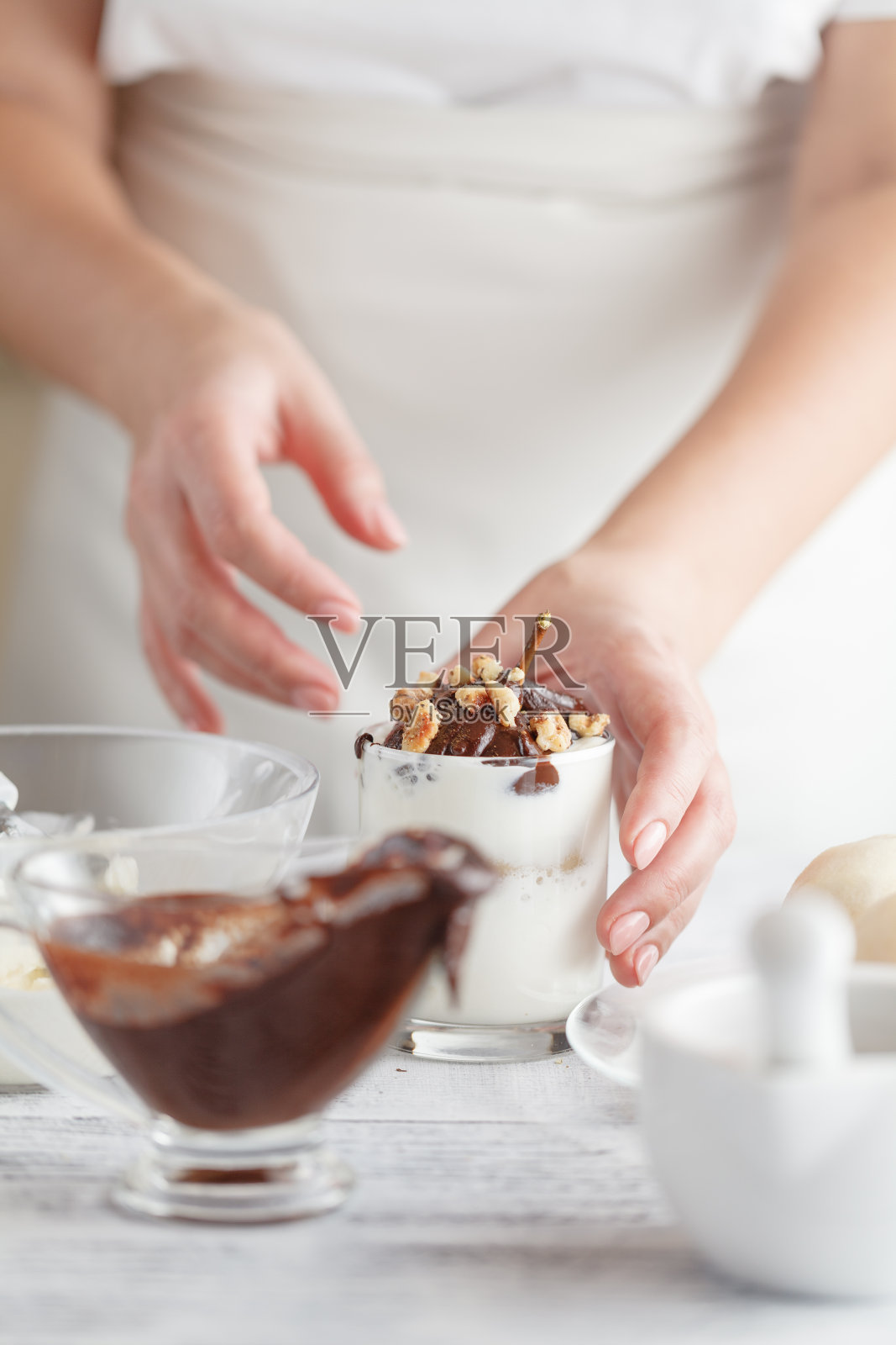 新鲜梨，巧克力酱，还有照片摄影图片