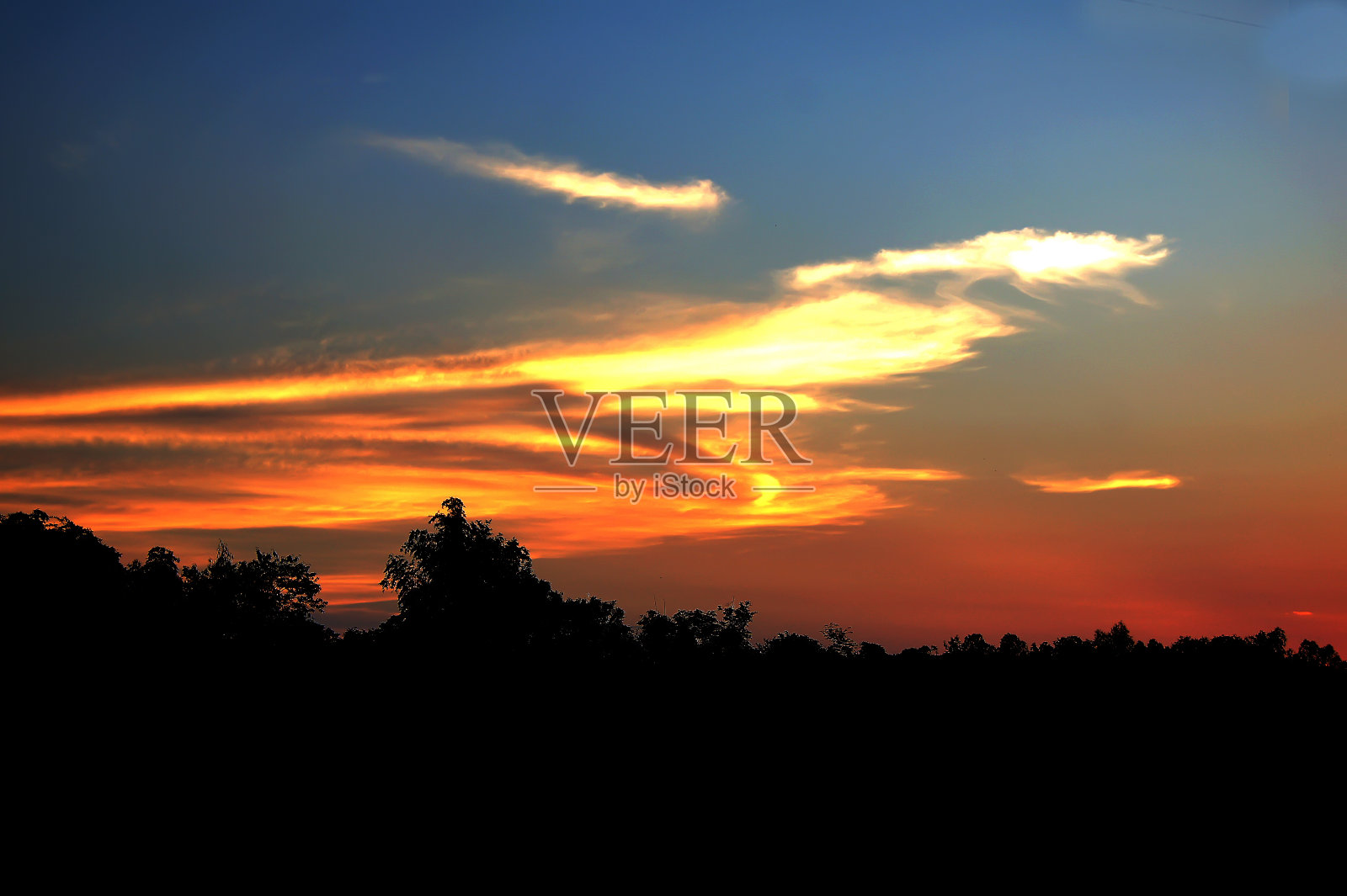 晚上的太阳照片摄影图片