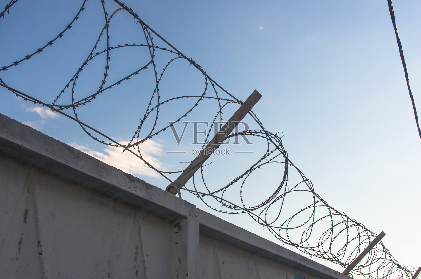 带铁丝网的墙照片摄影图片