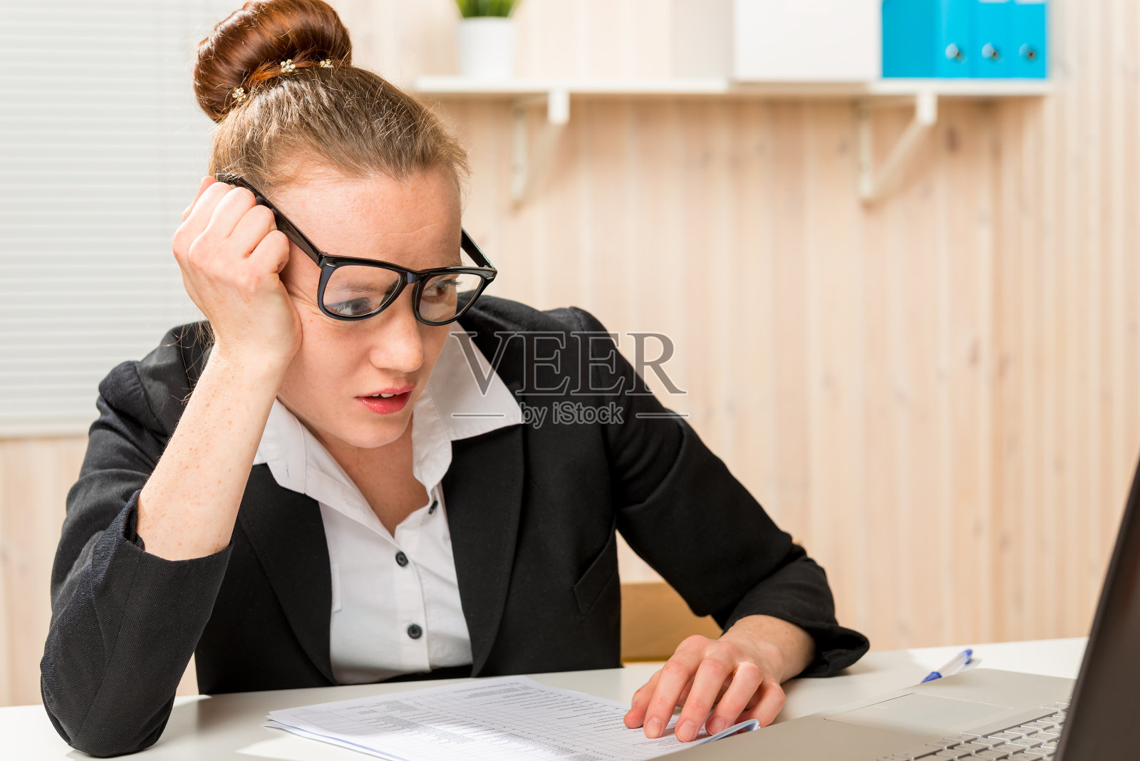 戴着眼镜被折磨的会计创造财务报表照片摄影图片