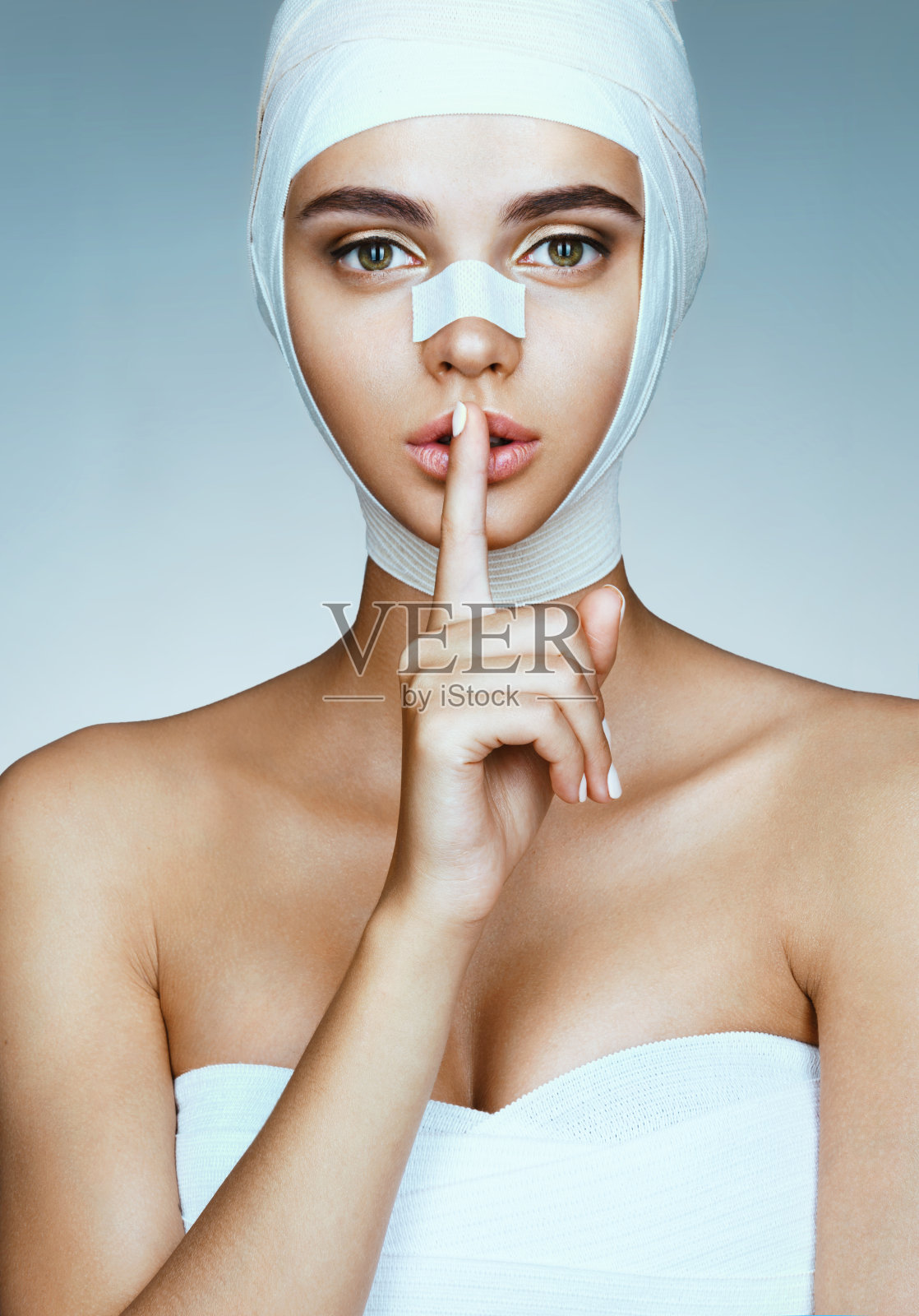 女孩手术后裹着医用绷带照片摄影图片