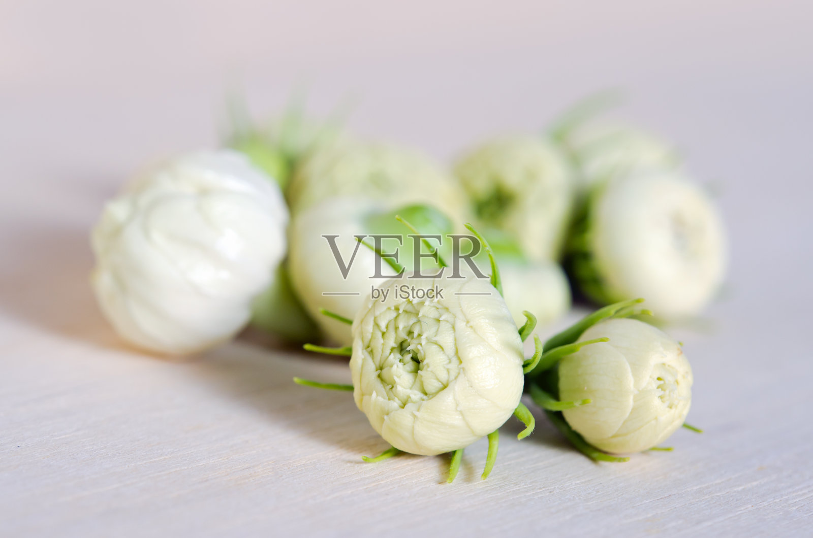 茉莉花聚集在木板背景上照片摄影图片