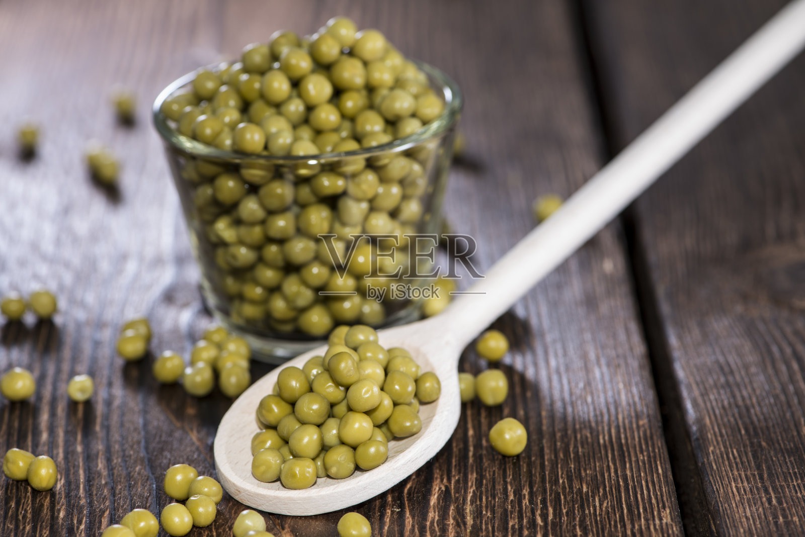 木勺上放豌豆照片摄影图片