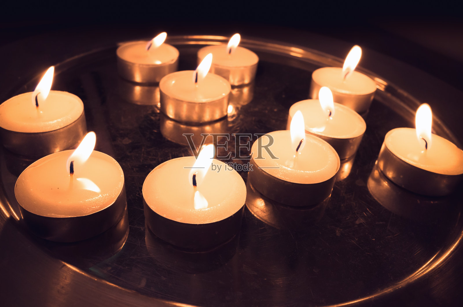 祈祷蜡烛在金属架子上燃烧照片摄影图片