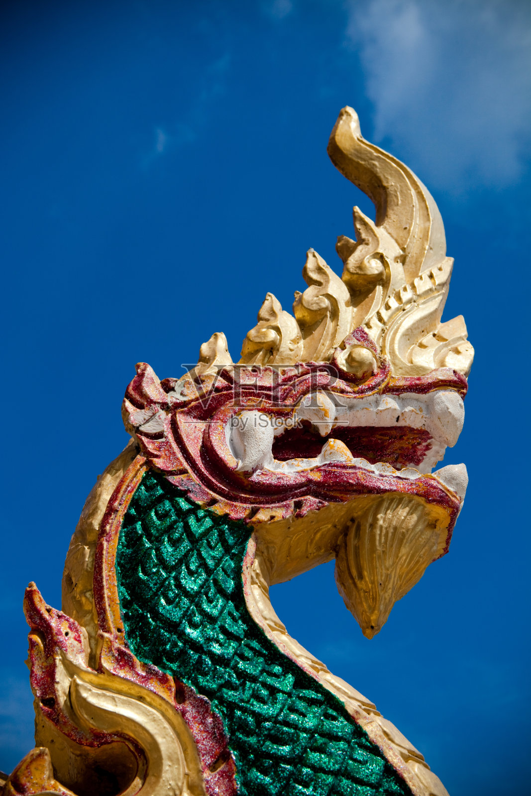 蛇泥与美丽的晴空。照片摄影图片