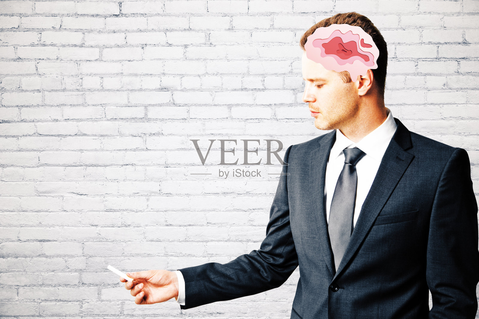 聪明的人在砖墙上写字照片摄影图片