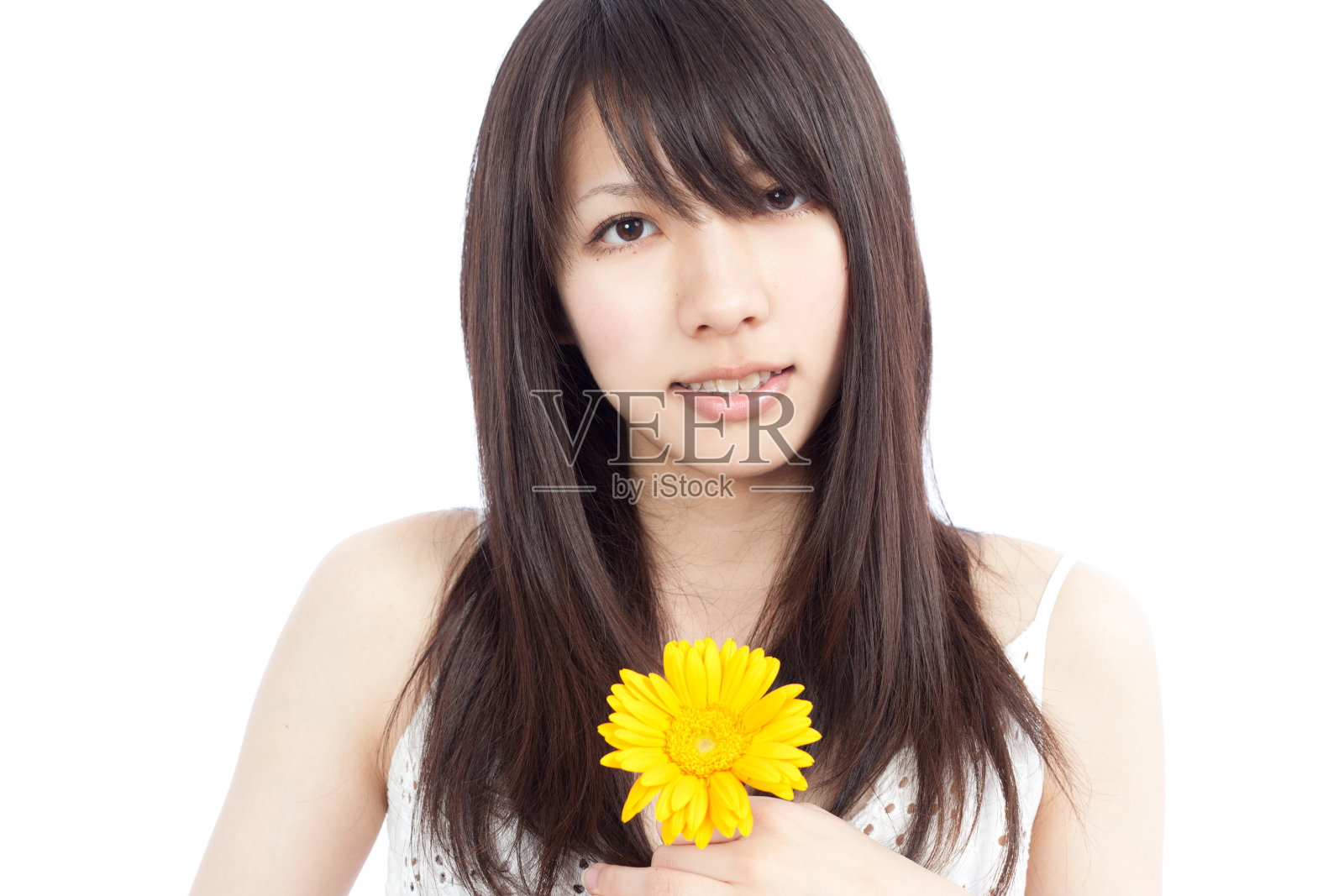 在白色背景中举着一朵花的日本妇女照片摄影图片