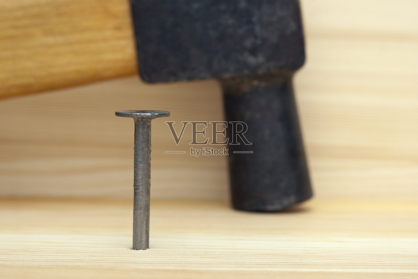 一个曲线铁钉和一个锤子照片摄影图片