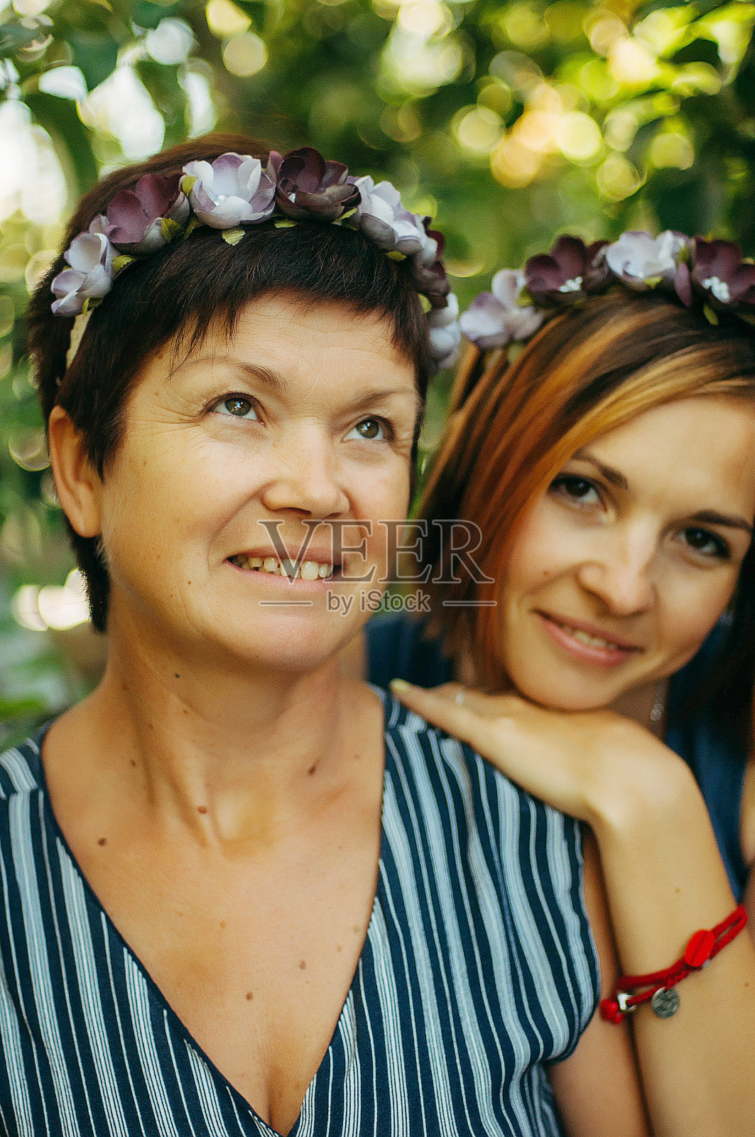 一个微笑的母亲和女儿的肖像照片摄影图片