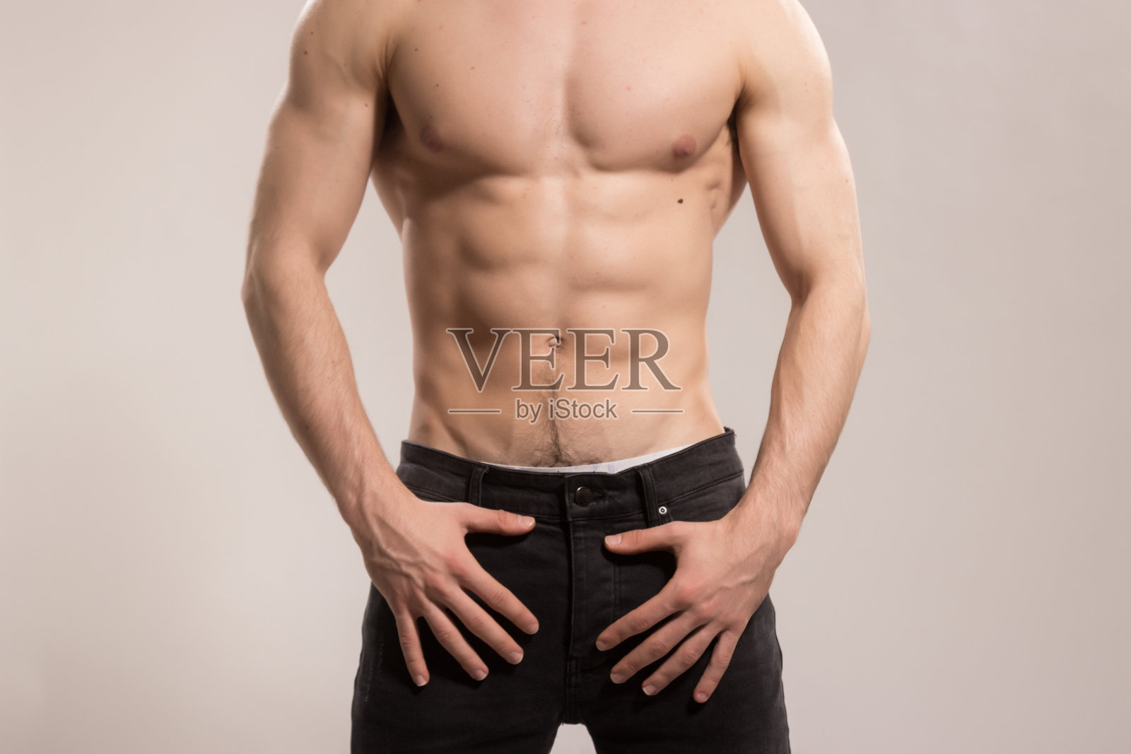 男士健美上身牛仔裤难以辨认照片摄影图片