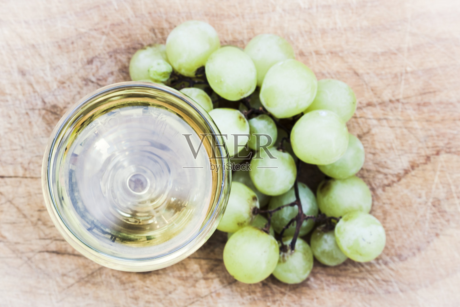 加葡萄柚的意大利白葡萄酒照片摄影图片