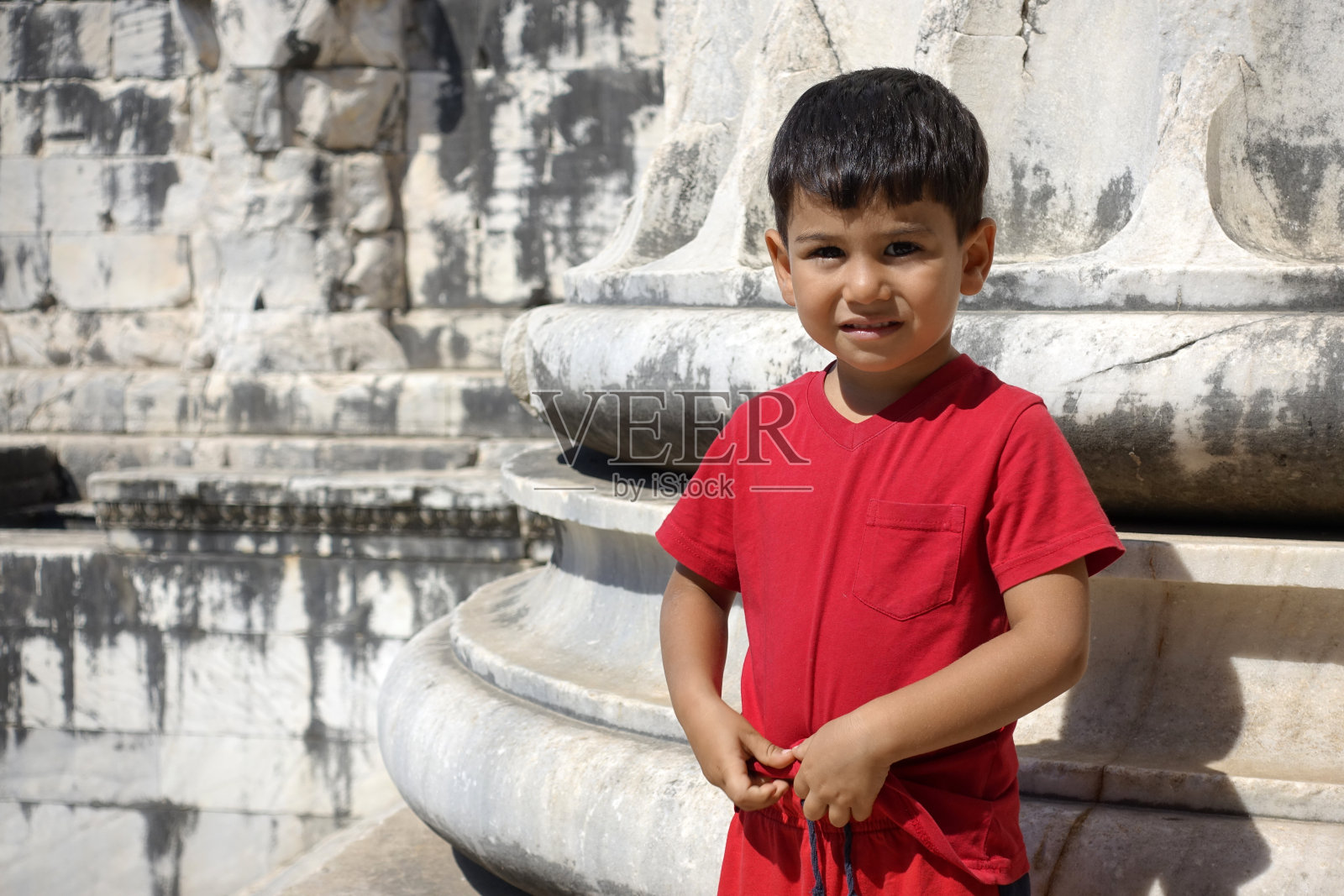 阿波罗神庙里微笑的男孩的肖像。照片摄影图片