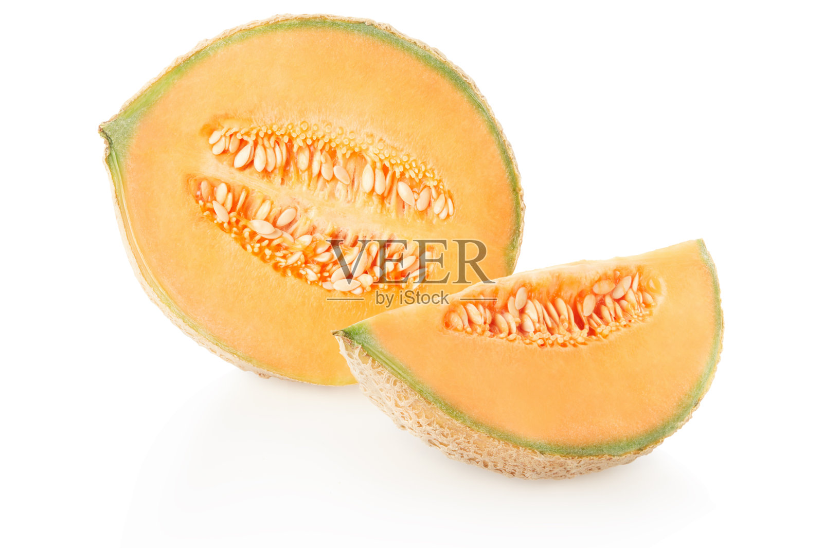 哈密瓜半瓜，切成带籽的白色照片摄影图片