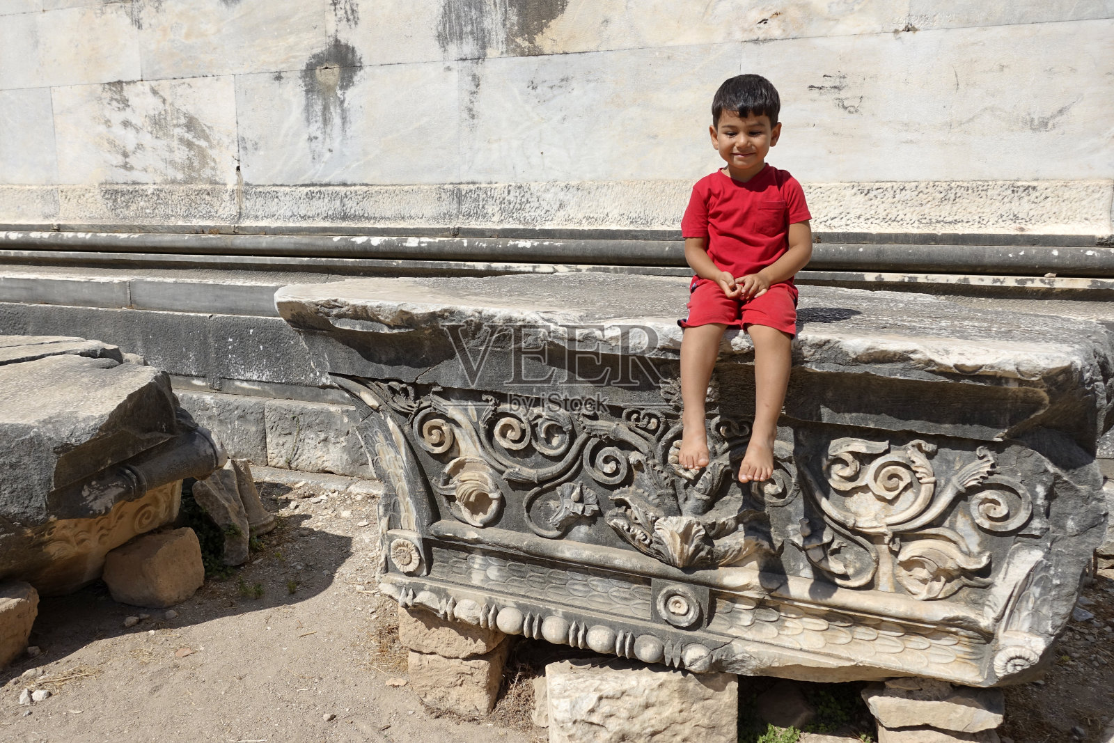 阿波罗神庙里微笑的男孩的肖像。照片摄影图片