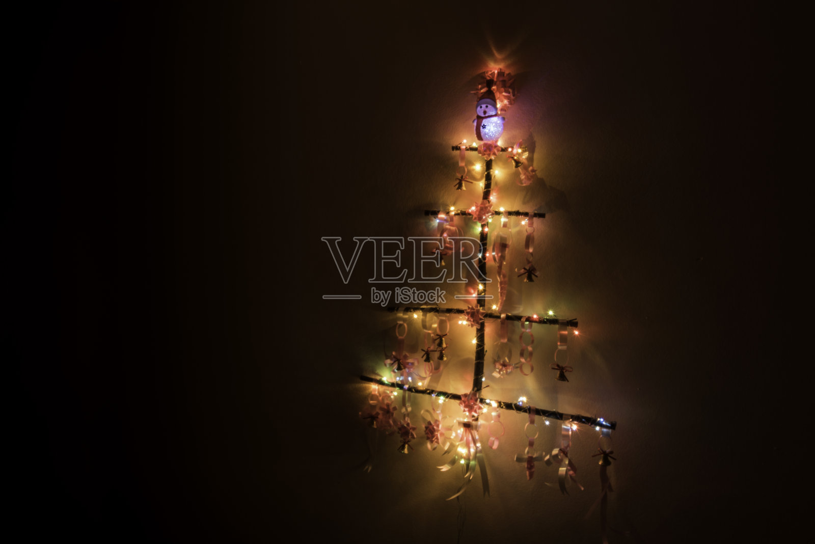 手工圣诞树和丝带装饰拍摄于n照片摄影图片