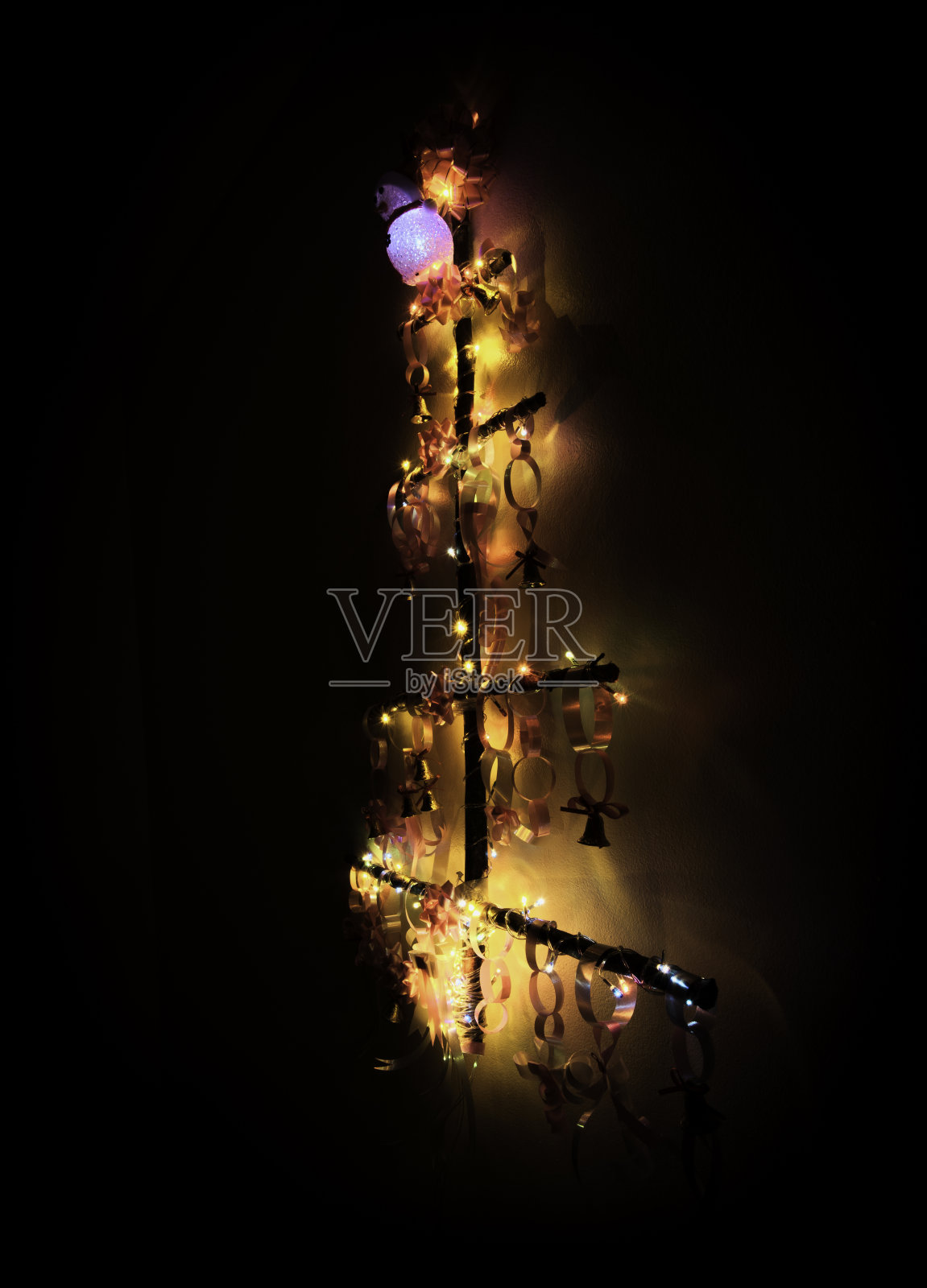 手工圣诞树和丝带装饰拍摄于n照片摄影图片