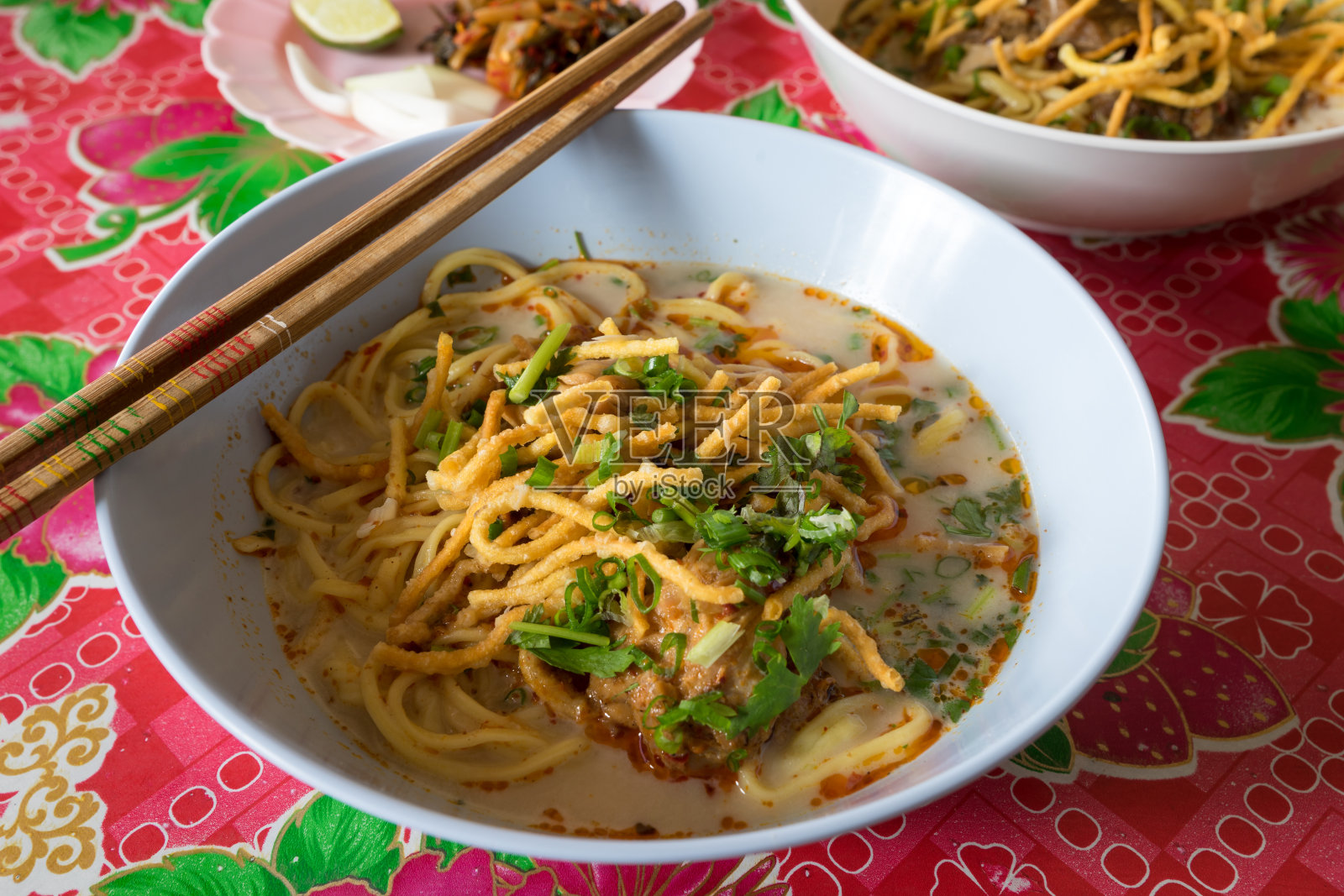 Kao Soi是泰国北部的一种食物照片摄影图片