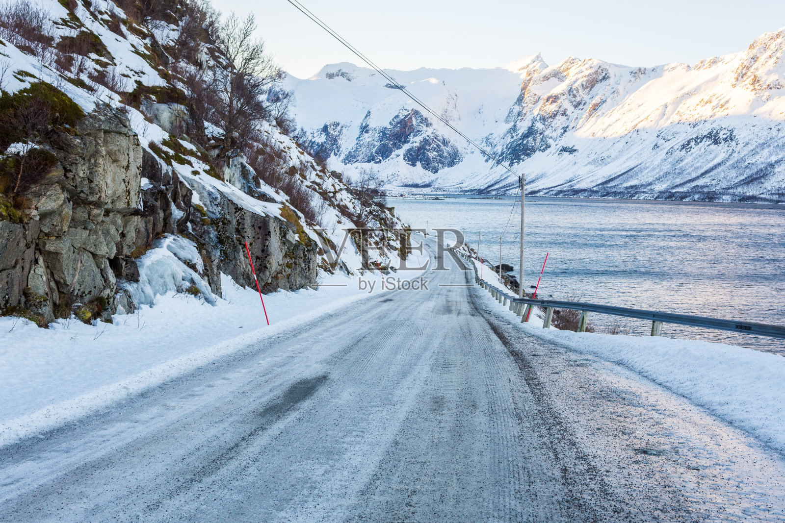 挪威特罗姆瑟附近的冰冻公路照片摄影图片