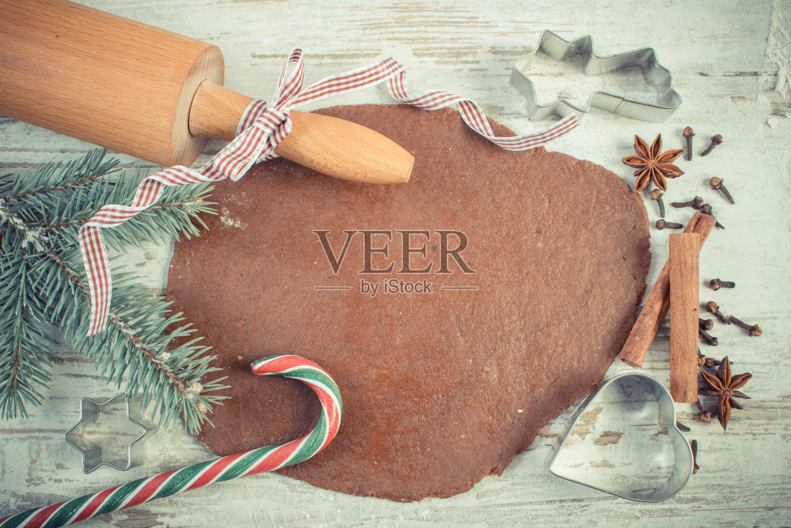 圣诞饼干的面团，姜饼的香料和配料照片摄影图片