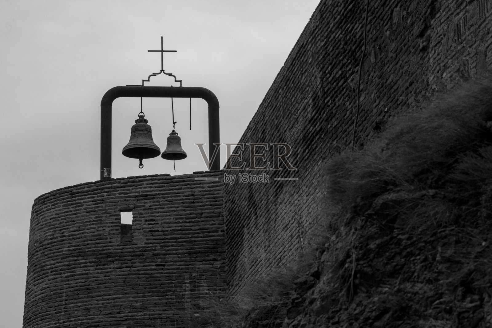 山上的教堂和钟声照片摄影图片