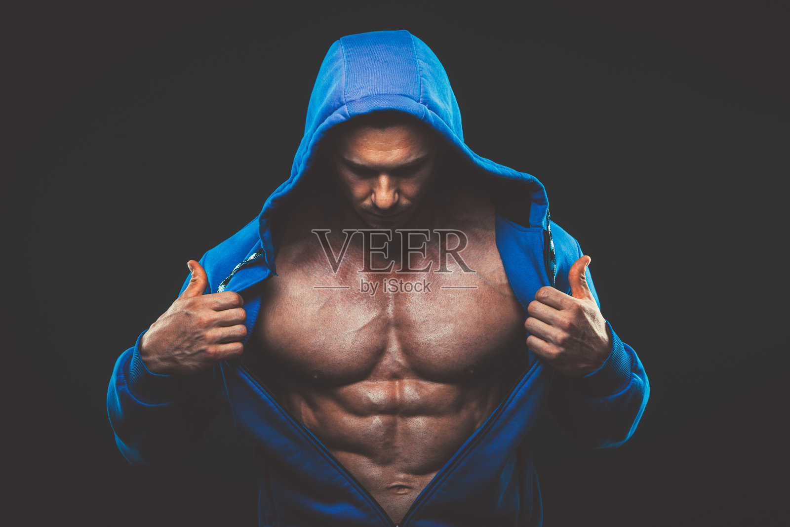 身体肌肉发达的男人。强壮的运动员男性健身模型照片摄影图片