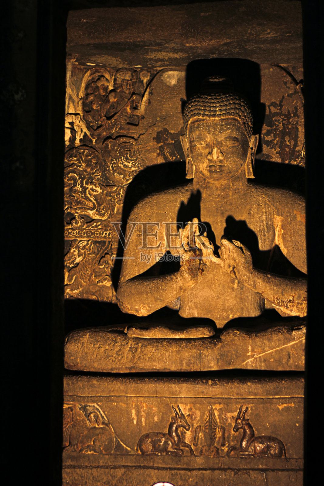 阿旃陀石窟的乔达摩佛像照片摄影图片