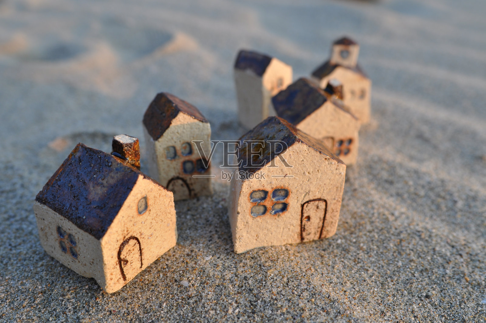 房子建在沙地上照片摄影图片