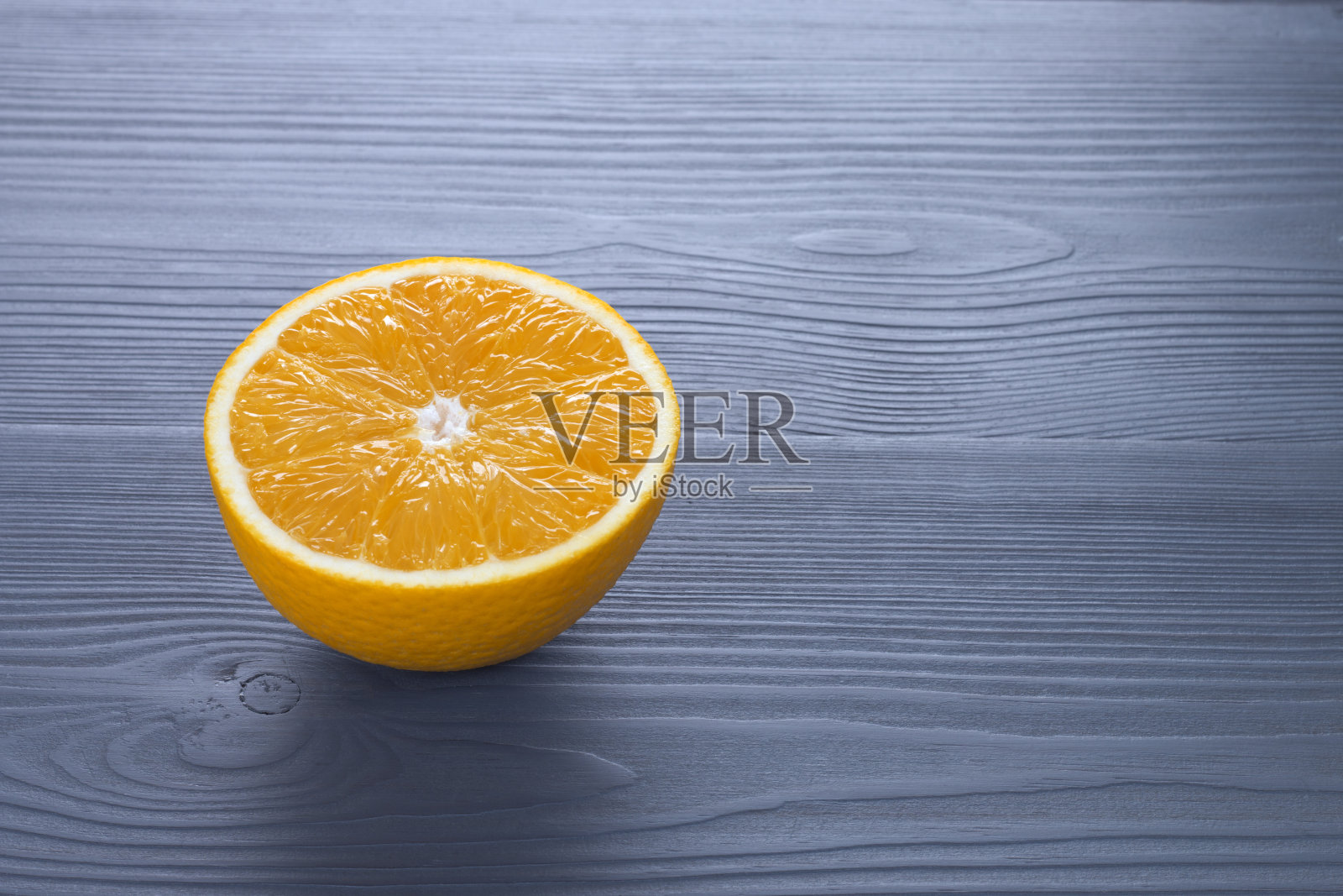 新鲜的橘子放在木桌上照片摄影图片