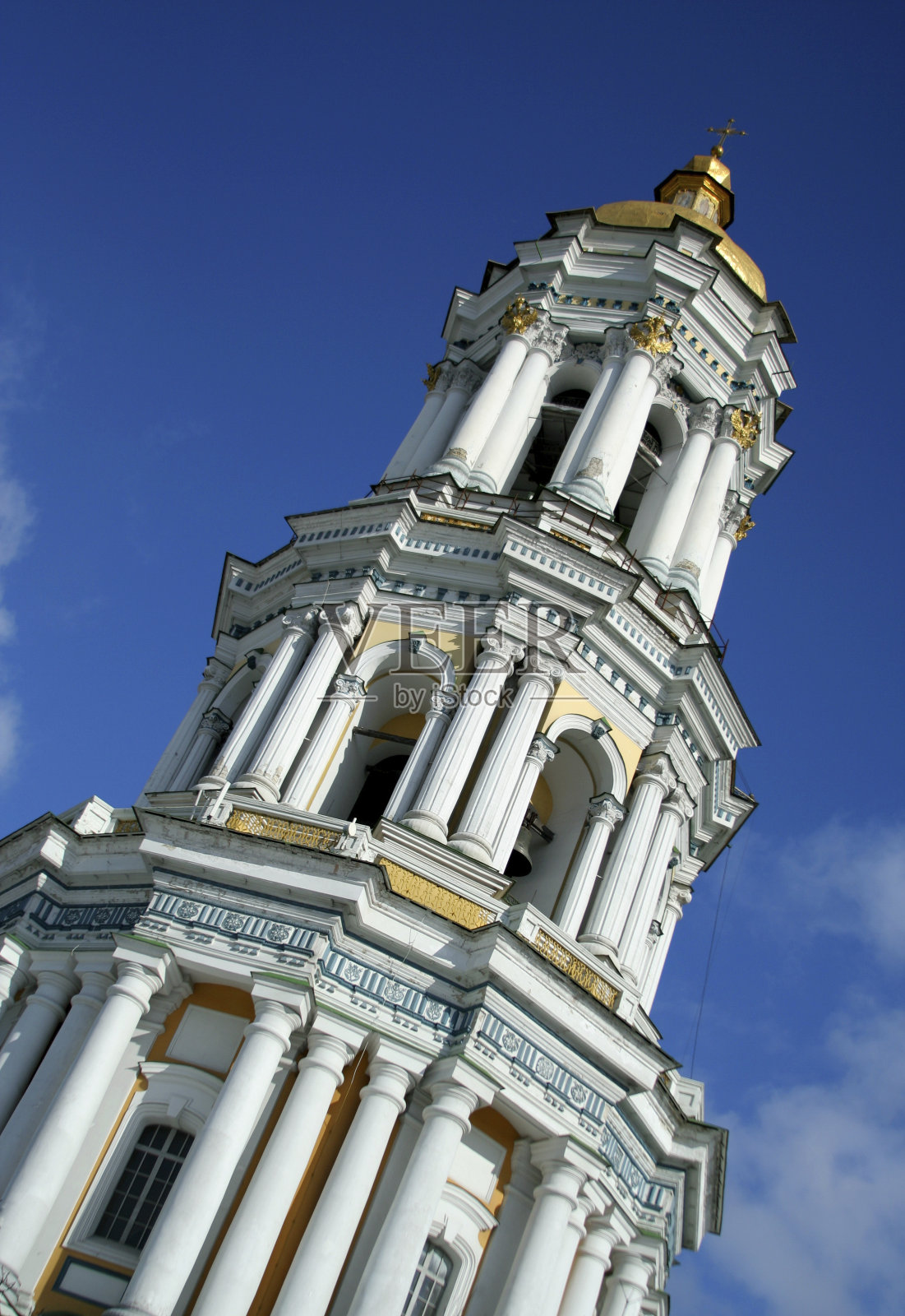 蓝天下教堂的俯视图照片摄影图片