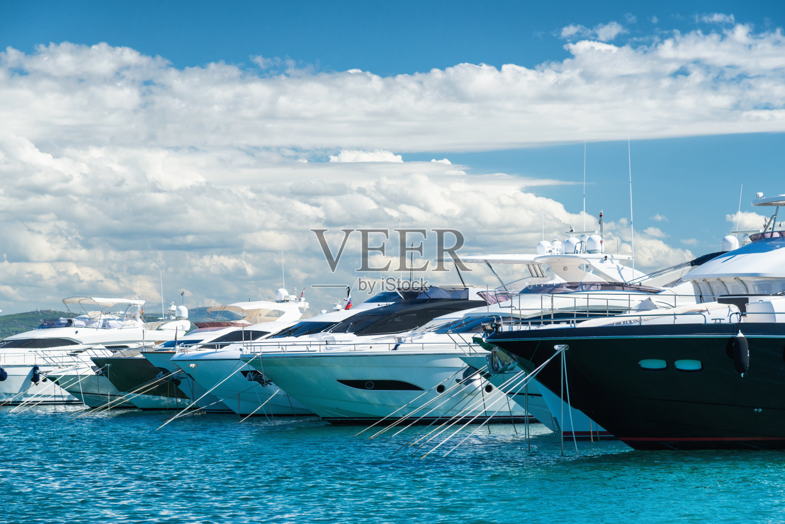 港口里的现代游艇照片摄影图片