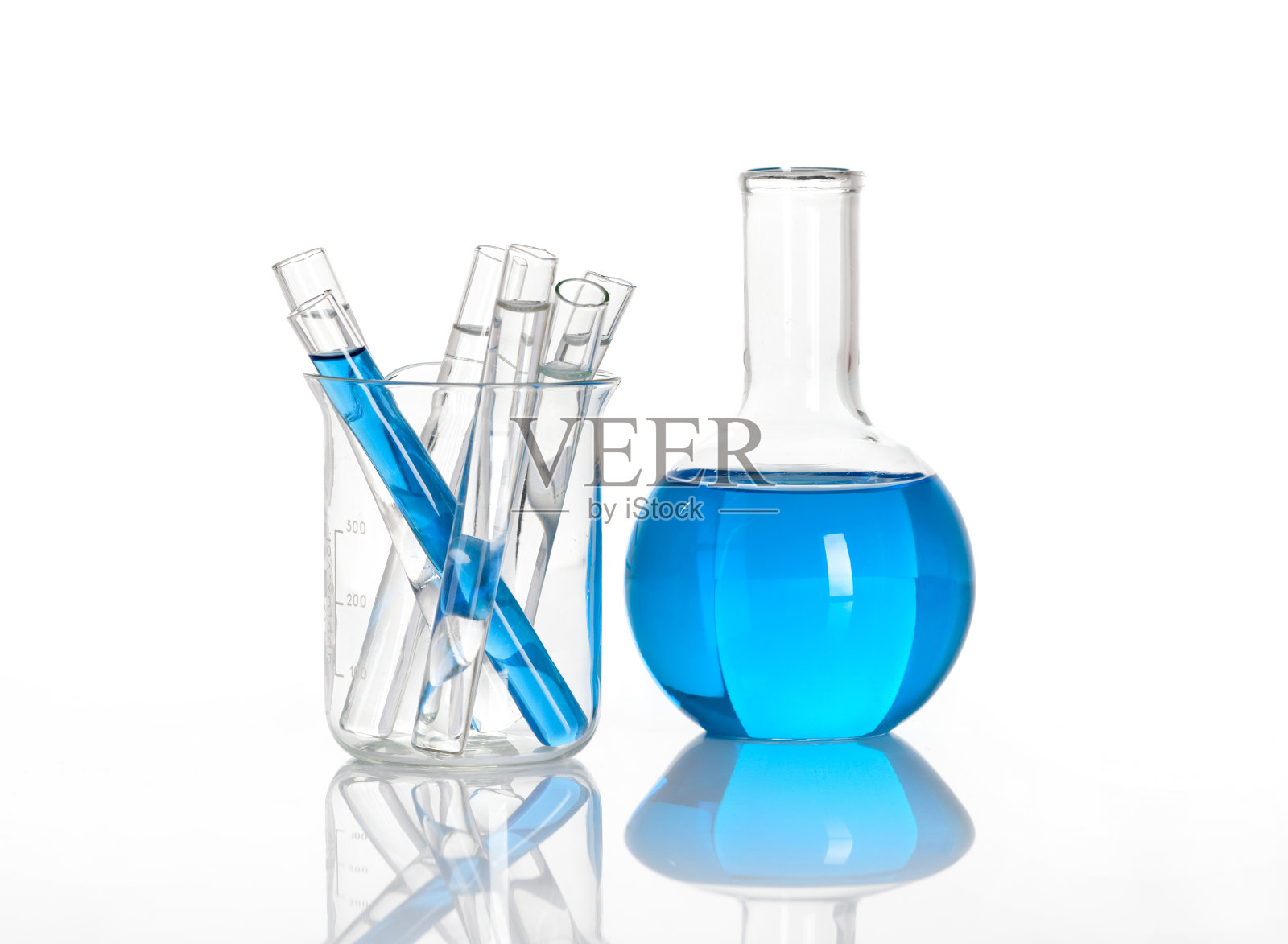 装有蓝色试管的化学烧瓶照片摄影图片