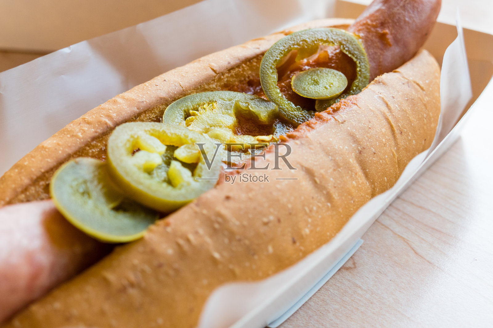 热狗和辣椒在白色容器照片摄影图片