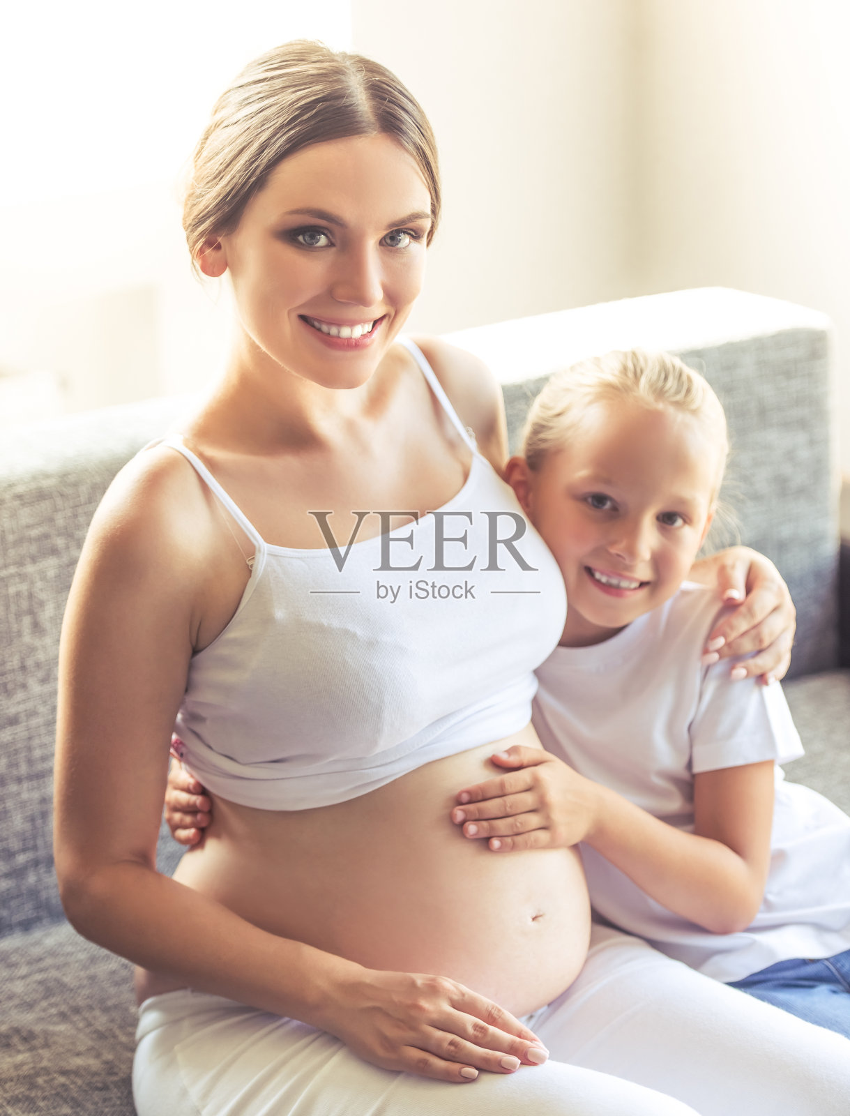 孕妇怀女儿照片摄影图片