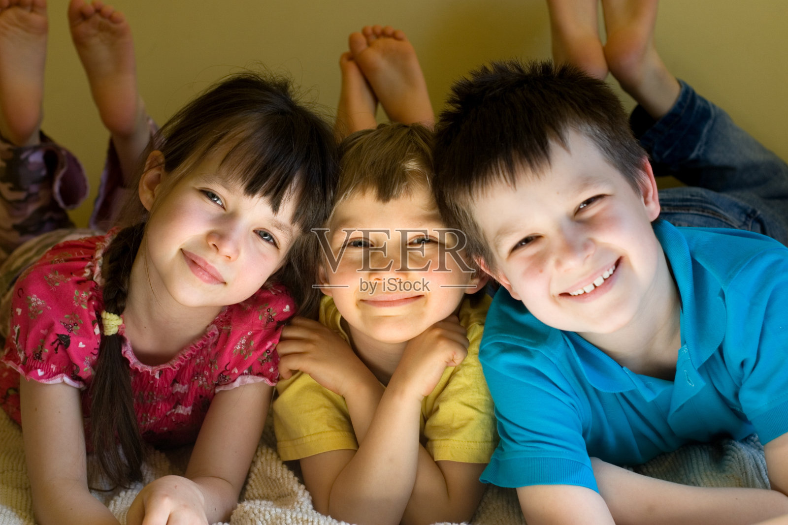 微笑的孩子照片摄影图片