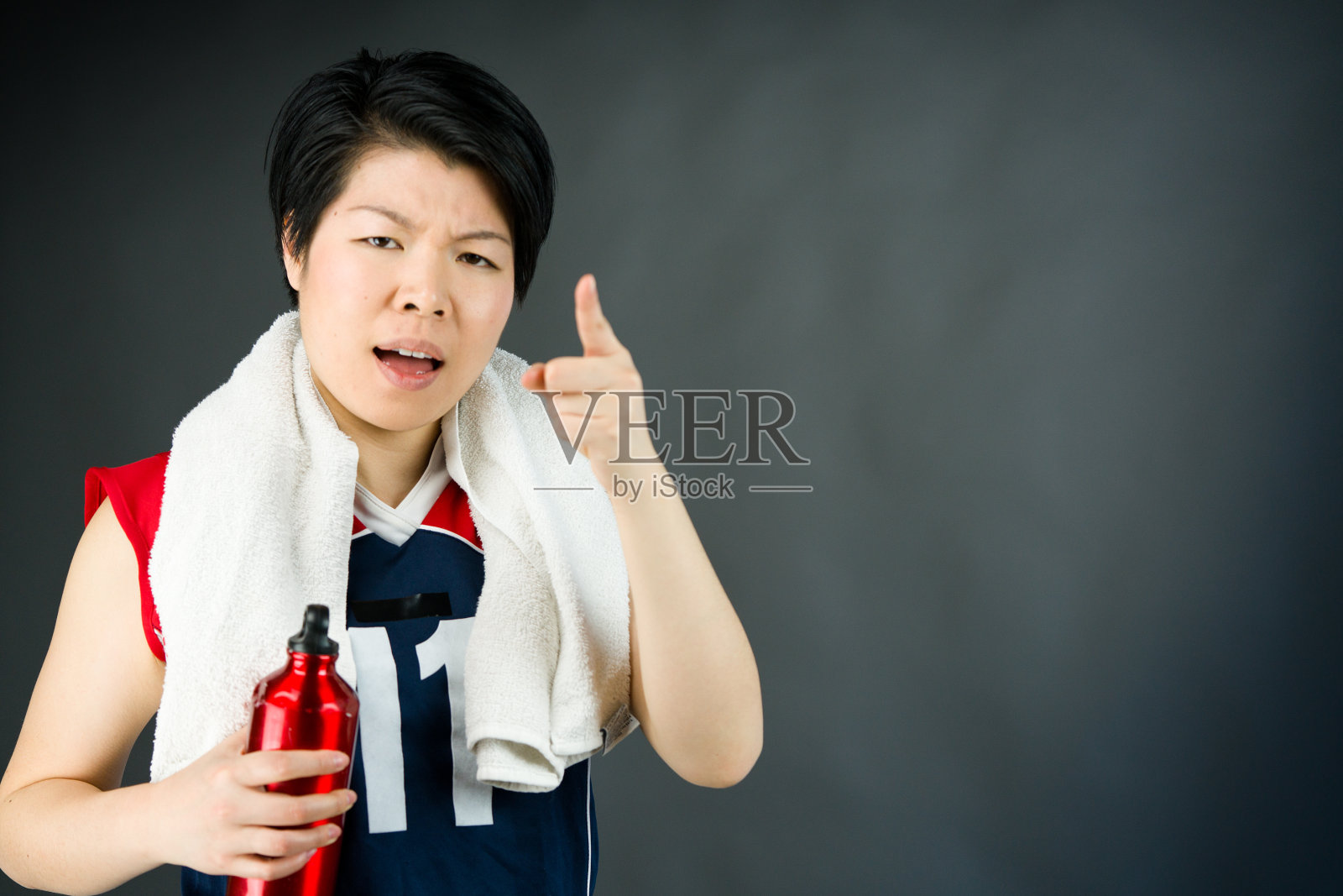 女模特有吸引力的女人在plein背景与复制空间照片摄影图片