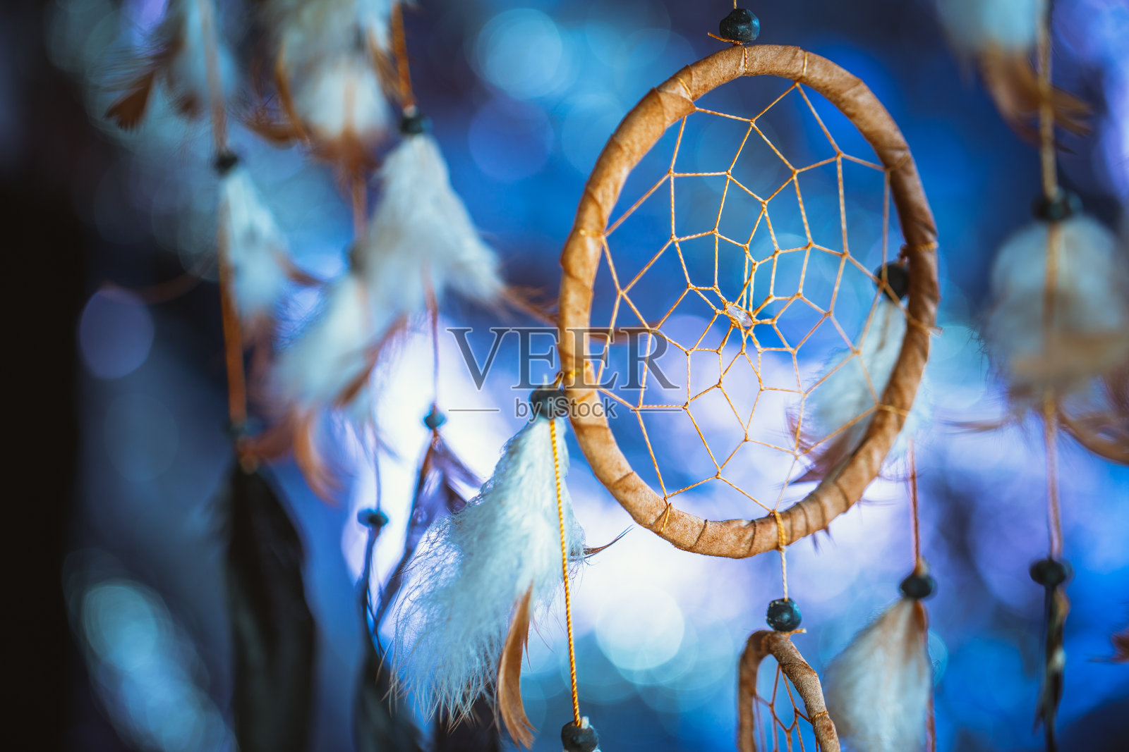 捕梦网映衬着一片模糊的白雪照片摄影图片