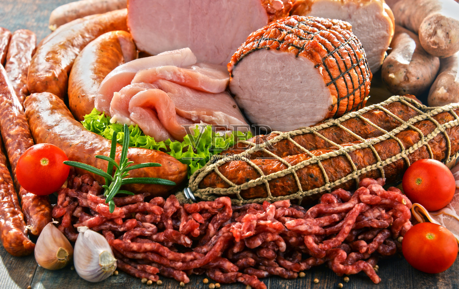 肉类产品，包括火腿和香肠照片摄影图片