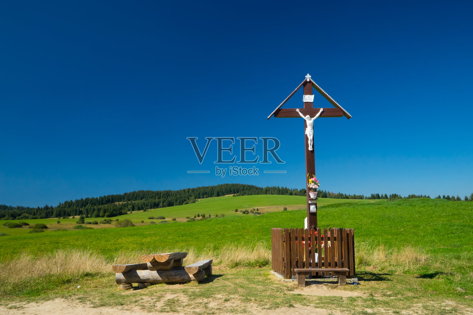 空景观与长凳和交叉照片摄影图片