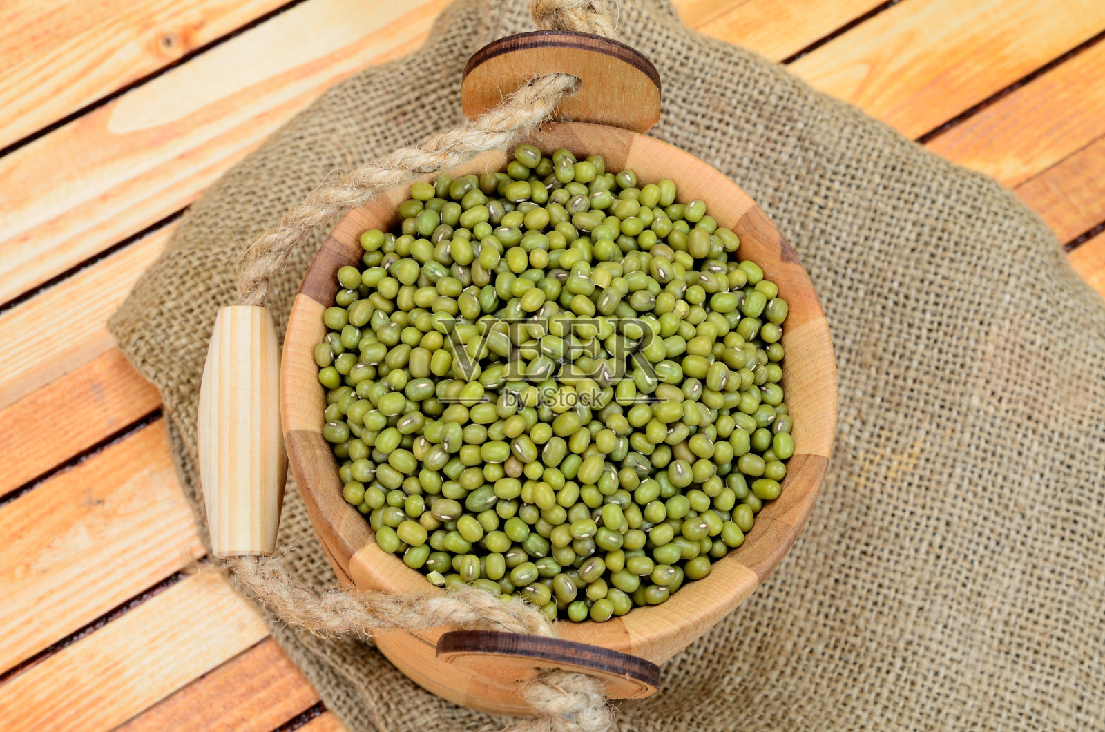 桌上有绿豆照片摄影图片