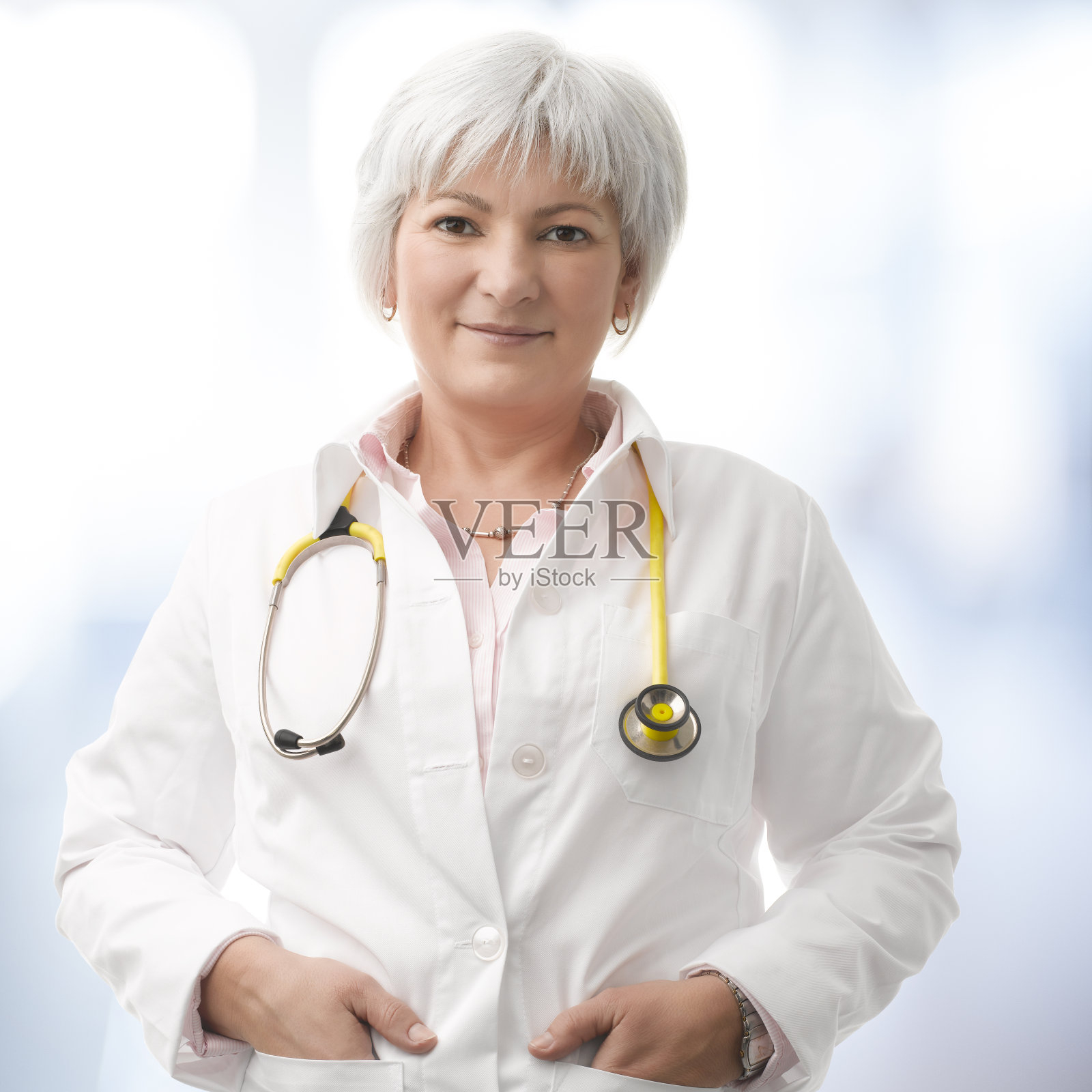 年长女医生照片摄影图片