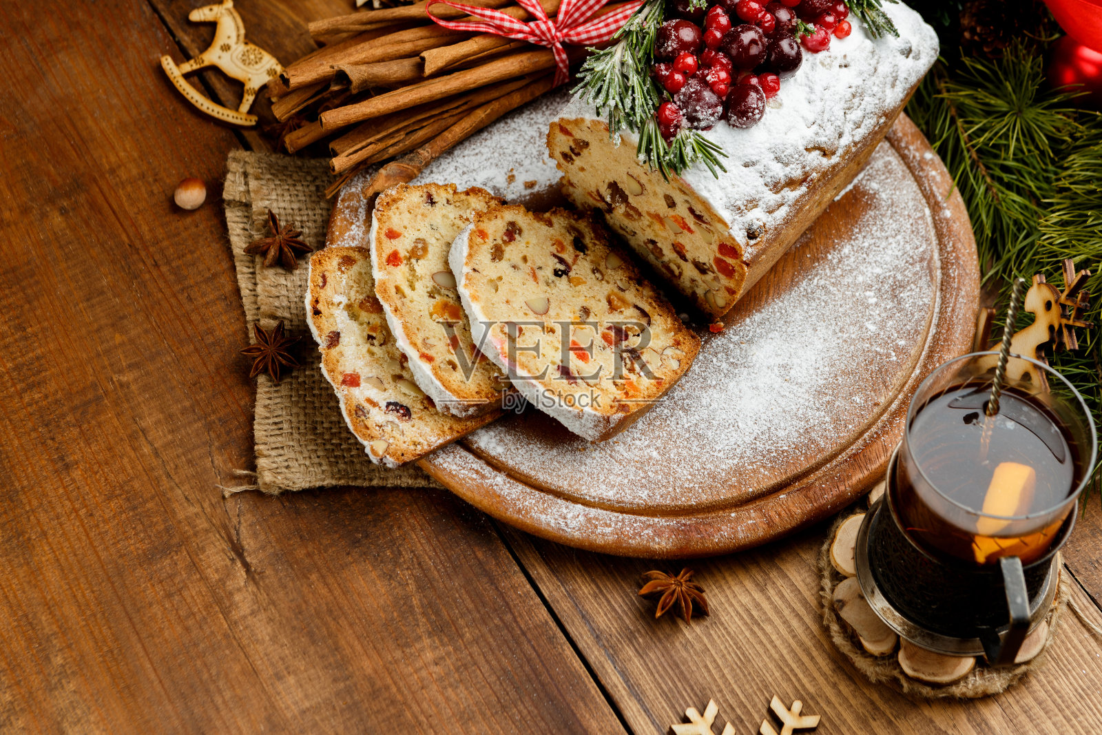 自制的野莓圣诞蛋糕照片摄影图片