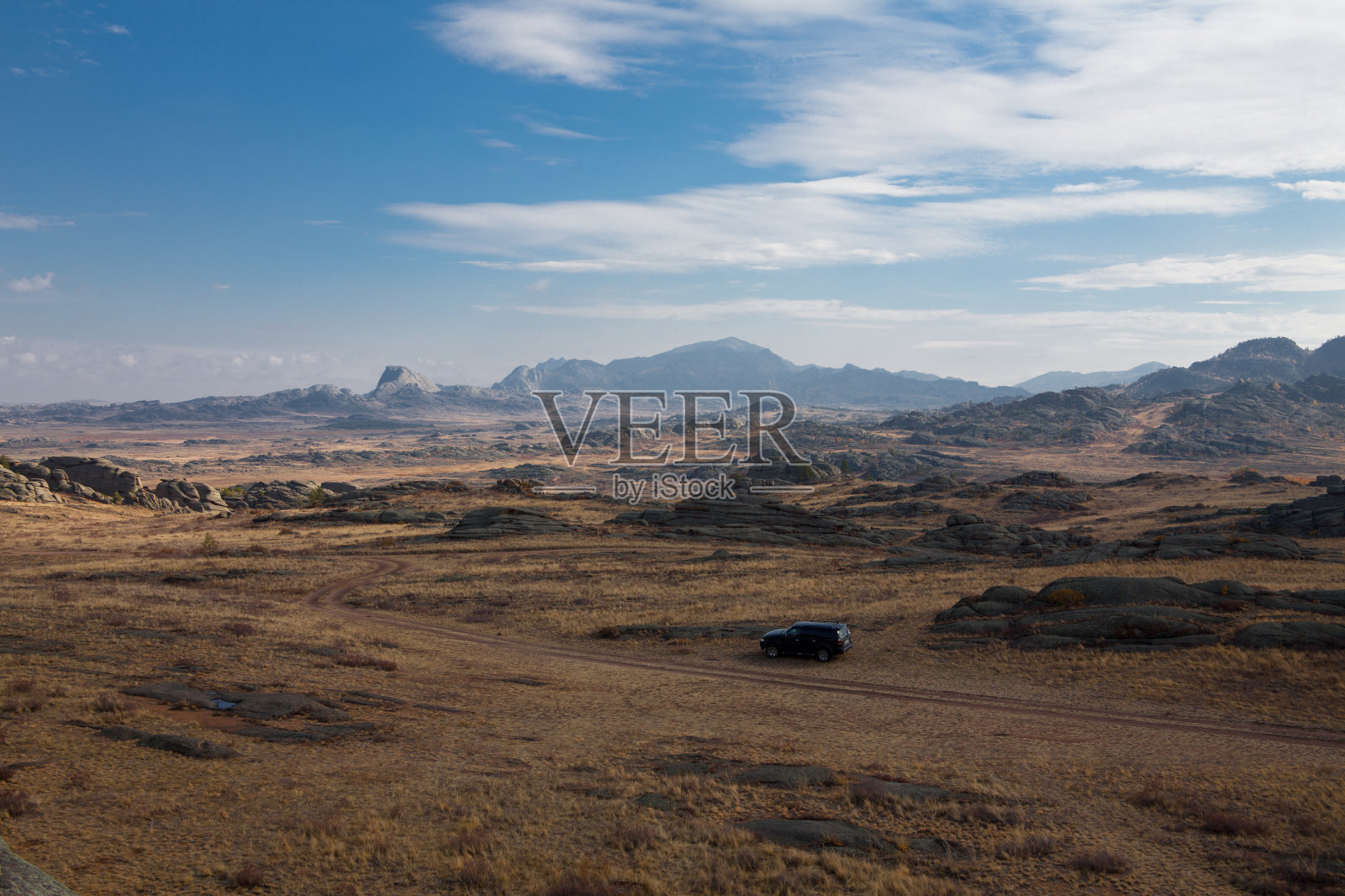 汽车在山与山之间的道路上照片摄影图片